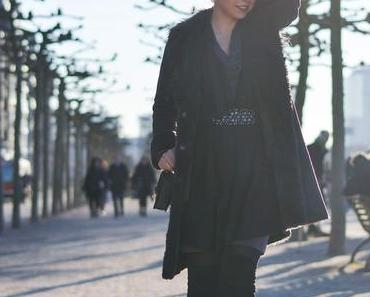 Outfit: Shades of grey with Shearling, Knit and Overknees in Dusseldorf