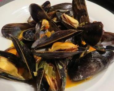 Miesmuscheln in Tomaten-Safran-Sauce