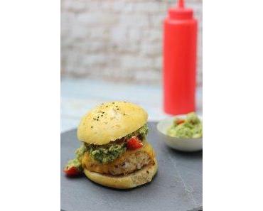 Spicy Chickenburger mit Käse und Guacamole