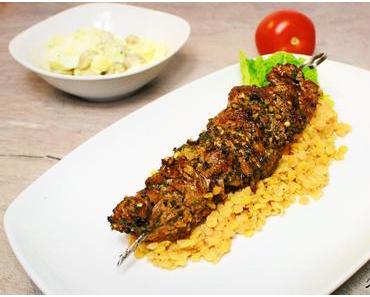 Rinderspieß auf roten Linsen mit Eier-Oliven-Salat