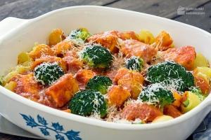 Nudeln mit Lachs und Brokkoli in Tomatensud