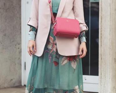 Florales Frühlingsoutfit mit Blumenkleid, Blazer und Lui Jo Bag