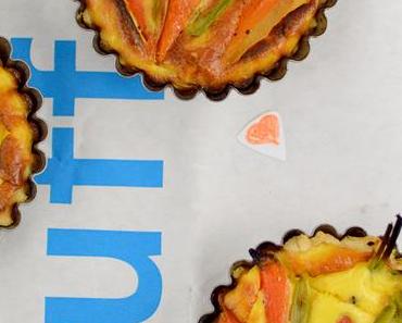 Möhren-Mini-Quiches mit Ziegenkäse und Zuckerschotensalat