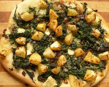 Pizza mit Birne, Spinat und Blauschimmelkäse