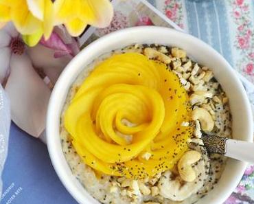 Hello Sunshine! Cremiger Kokos-Porridge mit Mango und Ahornsirup
