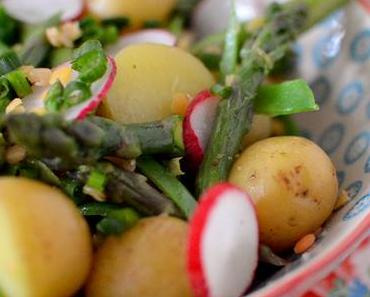 Frühlings-Salat mit grünem Spargel, Kartoffeln und Linsen in feinem Butterdressing