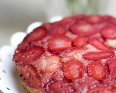 Upside Down Cake mit Erdbeeren