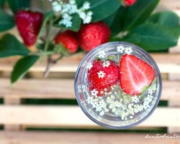 Infused Water frühlingshaft – Holunderblüten Erdbeer Wasser