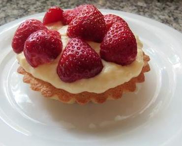 Mandel-Erdbeer-Törtchen mit Holunderblütencreme