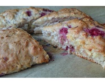 Erdbeer-Scones mit weißer Schokolade