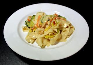 Pasta mit Erdnuss-Gemüse-Sauce (2P)