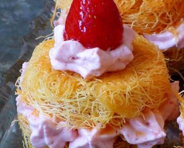 Kunafa mit Obst der Saison-Erdbeeren - Kunafa bil Faraula