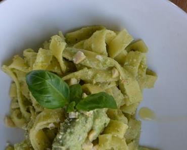 Savoury Wednesday: Pasta mit Avocado-Cashew Creme/ Pasta with Avocado-Cashew Cream (Deutsch & English)