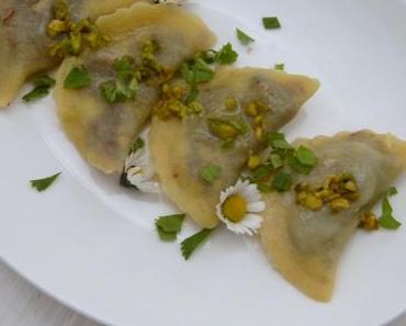 Bauernravioli mit Blutwurst, Bergkäse und Wildkräutern
