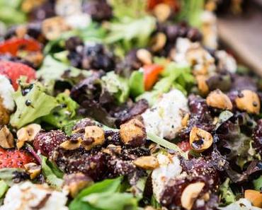 Salat mit Balsamicokirschen, gebrannten Haselnüssen und Ziegenkäse