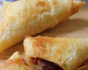 Yoghurtdip mit Rucola und Zucchini und mit Schinken gefüllte Dreickeckbörek