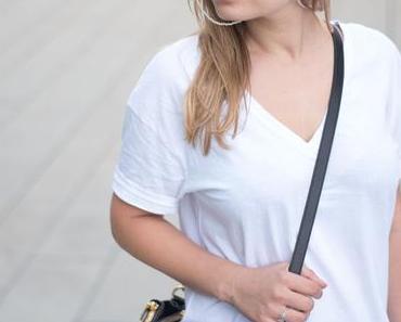 #ootd In schwarzer Jeans, weißem Shirt, Prada Shopper und Gimini Zehensandalen léger ins Büro