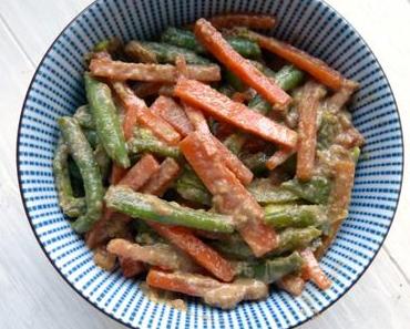 Grüne Bohnen und Karotten in weißem Sesam-Dressing