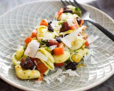 Mediterraner Nudelsalat mit Chorizo und Avocado