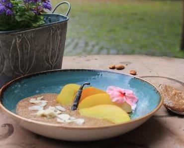 Ayurvedisches Frühstück: Amarantbrei mit Mandeln und gedünsteten Vanille-Birnen