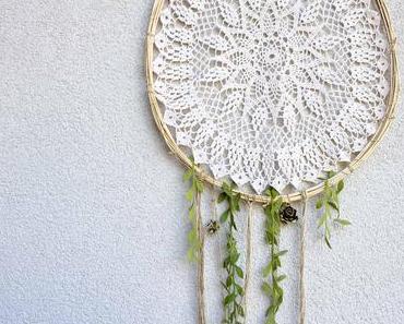 DIY Traumfänger Wanddeko aus Häkeldeckchen und Peddigrohr