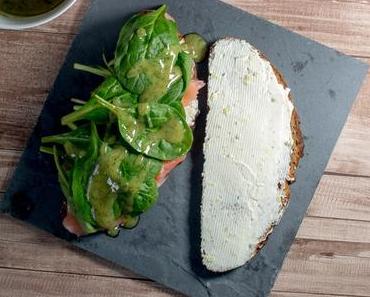 Räucherlachs-Sandwich mit Baby-Spinat