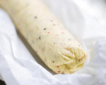 Knoblauchbutter mit rosa Pfeffer und Limette