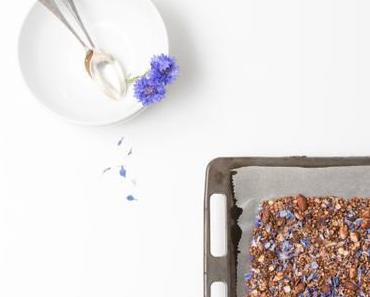 Wildblüten-Granola mit Kakao und Buchweizen – wildflower granola with cacao and buckwheat