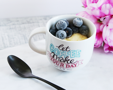 Zitronen Tassenkuchen mit gefrosteten Blaubeeren