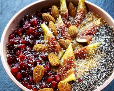 Frühstücksbowl mit Pfirsichcreme, Feigen und Granatapfel