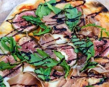 Pizza mit Prosciutto und Feigen