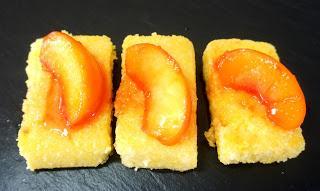 Polenta mit Pfirsichen