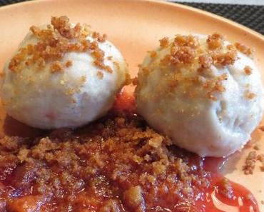 Zwetschgen Knödel aus Quark-Kartoffelteig mit Marzipanfüllung