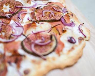 Flammkuchen mit Feigen und Ziegenkäse