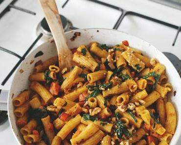 Pasta mit Hokkaidokürbis, Spinat und Walnüssen