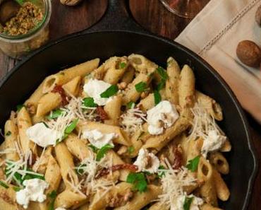 Pasta mit Walnuss-Tomaten-Petersilienpesto und zweierlei Käse