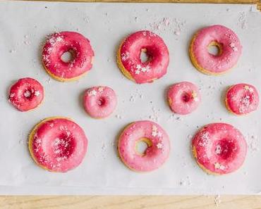 Donut worry – be happy. Ein rosa Farbklecks in Form von gebackenen Vanilledonuts für graue Herbsttage