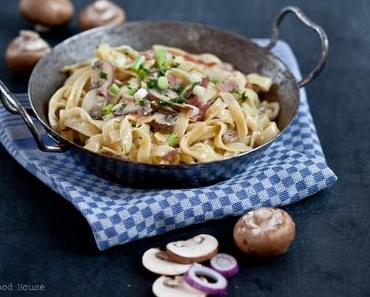 Hello November! Und es gibt köstliche, sahnige Tagliatelle mit Champignons, Schinken und roten Zwiebeln.