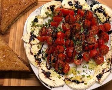 Tomaten und Mozzarella mit viel Zeugs drumrum und in Knofi-Olivenöl geröstetes Brot… #dinnertime #italienspiriert – via Instagram