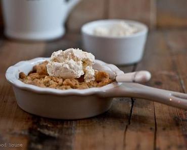 Die Welt ist schlecht. Aber ein paar Einsichten und vor allem dieser Pflaumen-Crumble helfen dagegen.  Versprochen!