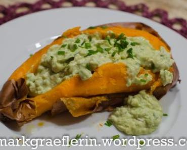 Jacket Sweet Potato mit würziger Avocado-Schmand-Creme