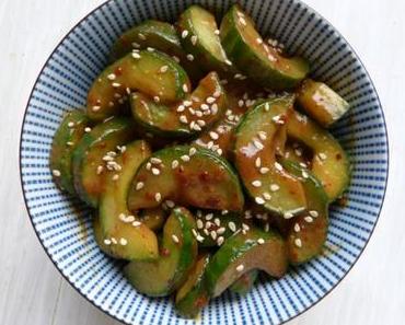 Lauwarmer Gurken-Sesam-Salat
