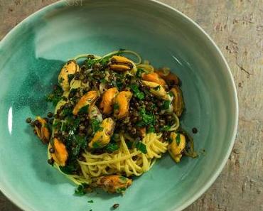 Muscheln, Linsen, Rauke, Bandnudeln