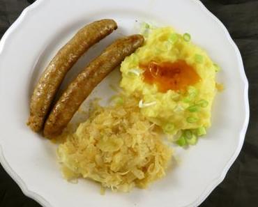 Aus Tradition: Selbstgemachte Paprika-Bratwurst mit Sauerkraut und Kartoffelstampf