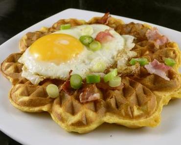 Süßkartoffelwaffeln mit Bacon und Spiegelei