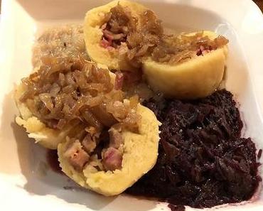 Kartoffelknödel mit Rauchfleisch gefüllt an Rotkraut und Weisskraut #czech #foodporn – via Instagram