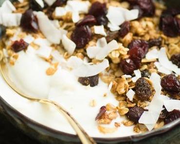 Gesundes Knuspermüsli mit Nüssen und Beeren