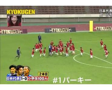 Kagawa und zwei Fußballprofis vs. 100 Kinder