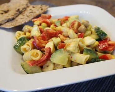 Leckerer Nudelsalat mit Fladenbrot (vegetarisch)