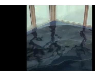 Ein Pool im Wolkenkratzer bei Sturm